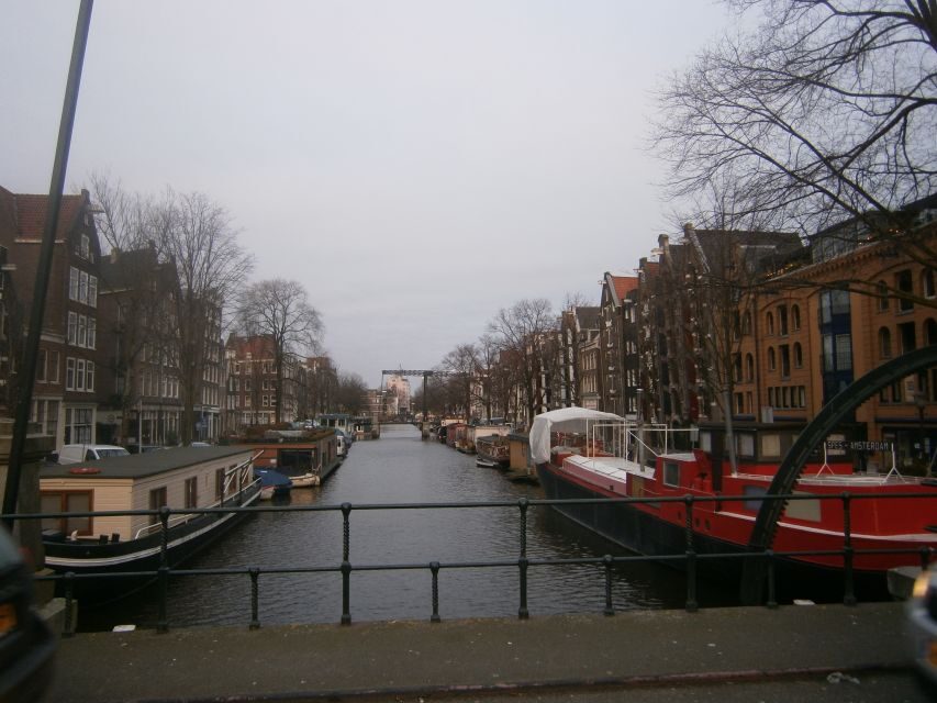 2.5-Hour Amsterdam Sightseeing Tour by Bike - Canal intersections: the fastest way to understand Amsterdam’s geometry