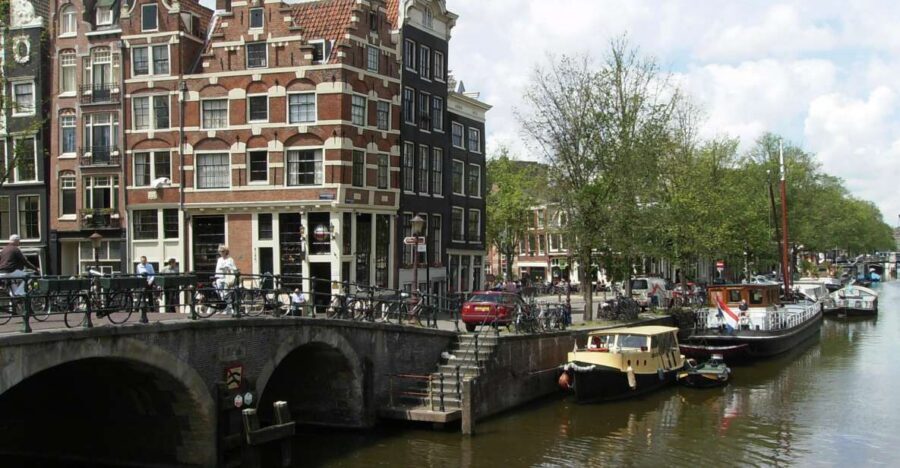 2.5-Hour Amsterdam Sightseeing Tour by Bike - Where you meet up (and how bike rental affects your plan)