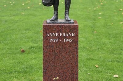2-Hour Private Anne Frank Walking Tour with Drink - Tips to Get More Out of the Tour
