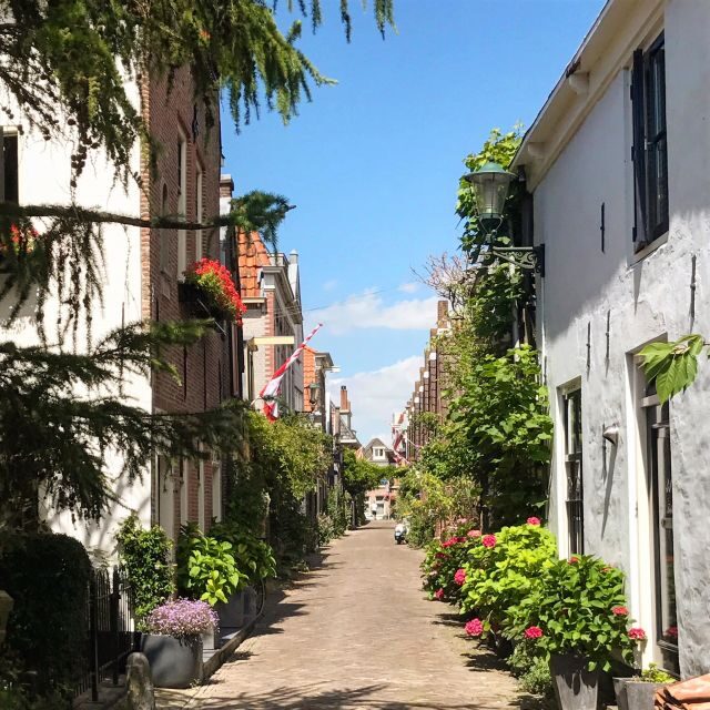 Alkmaar: Small Group City Walking Tour <em>English</em> – Key things to know before you go’ /></p>
<ul>
<li><strong>Small group, limited to 10</strong> people, so questions and pacing feel human.</li>
<li><strong>3–4 km walking loop</strong> through Alkmaar’s medieval core, with cobbles and canals.</li>
<li><strong>Landmarks with meaning</strong>: Grote Sint Laurenskerk, Stadhuis, and the Waag.</li>
<li><strong>The 1573 Spanish siege story</strong> is explained in a way you can visualize as you walk.</li>
<li><strong>Photo stop at Molen van Piet</strong> for that classic Dutch windmill moment.</li>
<li><strong>Old city walls + greener side of town</strong> so you see more than the postcard streets.</li>
</ul>
<h2 id="alkmaar-in-two-hours-why-this-small-group-walk-works">Alkmaar in Two Hours: Why This Small-Group Walk Works</h2>
<p><img width="853" height="640" decoding="async" src=