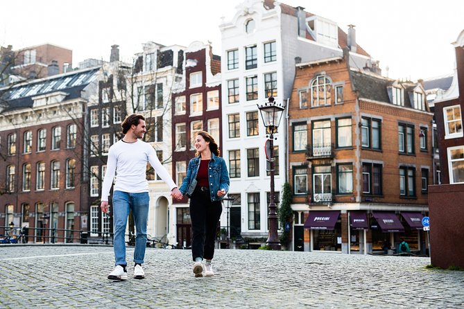 Amstagram Tour & Moco Experience - Staalmeestersbrug and Grimburgwal: love-themed sets with built-in backgrounds