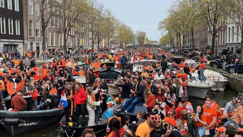 Amsterdam: 3 Hour Kings Day Boat Party with Unlimited Drinks - Why a King’s Day canal cruise works better than a typical outing