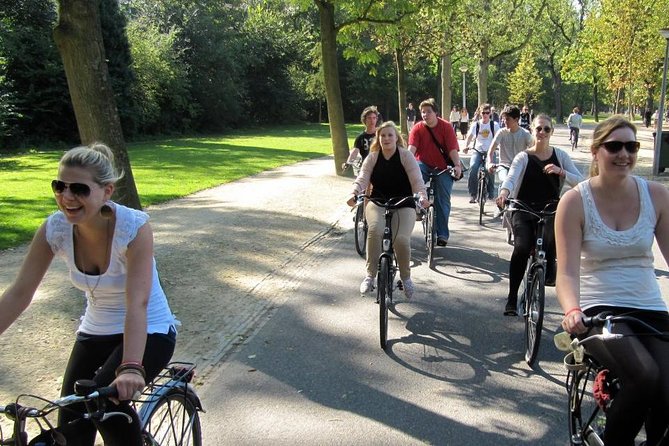 Amsterdam 3 hrs Bike Tour – live guide En/Fr/De/Nl/Sp - Bikes, guide languages, and the group size that shapes your comfort
