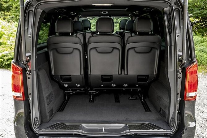 Amsterdam Airport Private Arrival Transfer by Luxury Van - Finding Your Driver: Signs, Communication, and Calm Timing