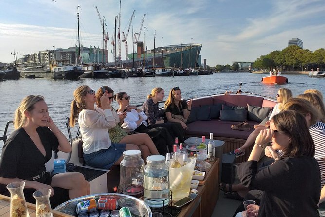 Amsterdam canal cruise in open boat – Guided tour - Where you start: Stationsplein 17 and getting on board fast