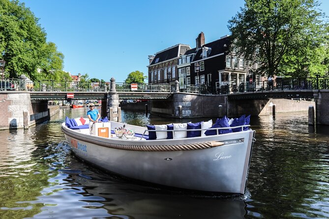 Amsterdam Canal Cruise in Open Boat with Unlimited Drinks Option - Guides, Captains, and the On-Board “Can You Hear This” Factor