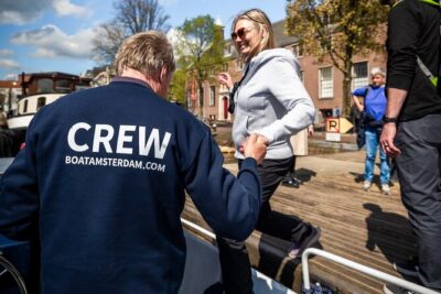 Amsterdam Canal Cruise with Live Guide and Two Drinks - Getting on board at Amstel 51F and finding the right rhythm
