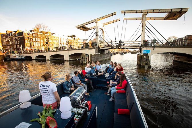 Amsterdam Canal Cruise With Live Guide and Unlimited Drinks - Drinks, toilet, coffee/tea: the value math for a $20.40 cruise