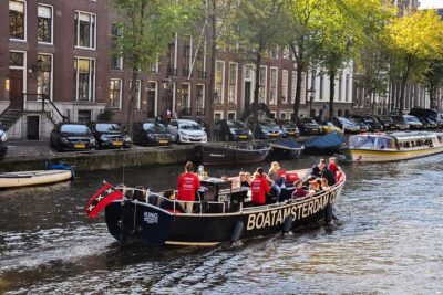 Amsterdam Canal Cruise with Open Bar - Central Station - The open bar: what you get and how it changes the cruise