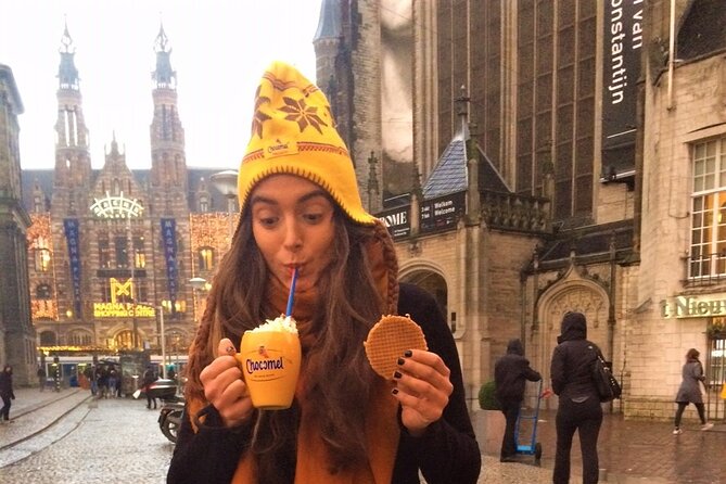 Amsterdam Christmas Walk with hot drink and Dutch treat - Jordaan warmth: hot drink time in a neighborhood that feels local