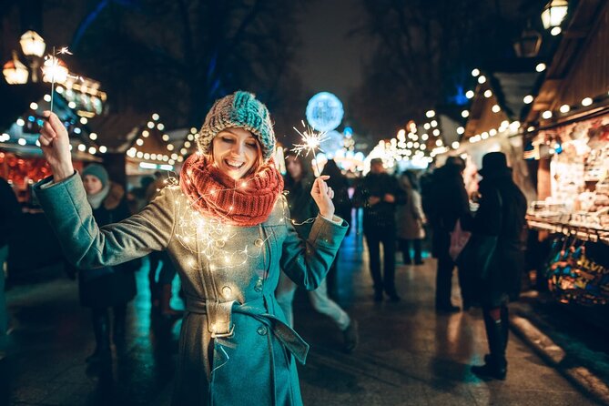 Amsterdam Christmas Walk with hot drink and Dutch treat - Negen Straatjes: boutiques, winter streets, and a Dutch snack break