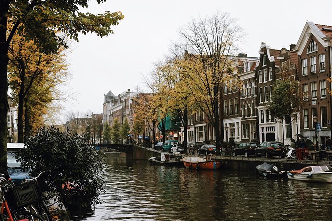 Amsterdam City Center & History - Exclusive Guided Walking Tour - Tiny houses and the art of fitting in: Kleine Trippenhuis