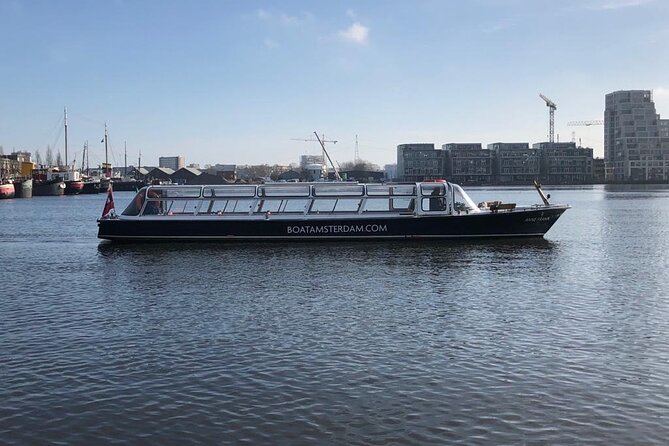 Amsterdam Classic Canal Cruise with Live Guide and Open Bar - Open bar plus a max of 36: the mood onboard matters