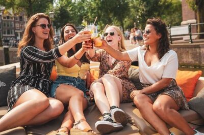 Amsterdam Classic Saloon Boat Canal Cruise with Live Guide - Price and drinks: how $22.36 stacks up for an hour on the water