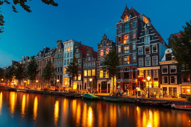 Amsterdam Evening Canal Cruise with Live Guide and Onboard Bar - The onboard bar: buying drinks and keeping the vibe