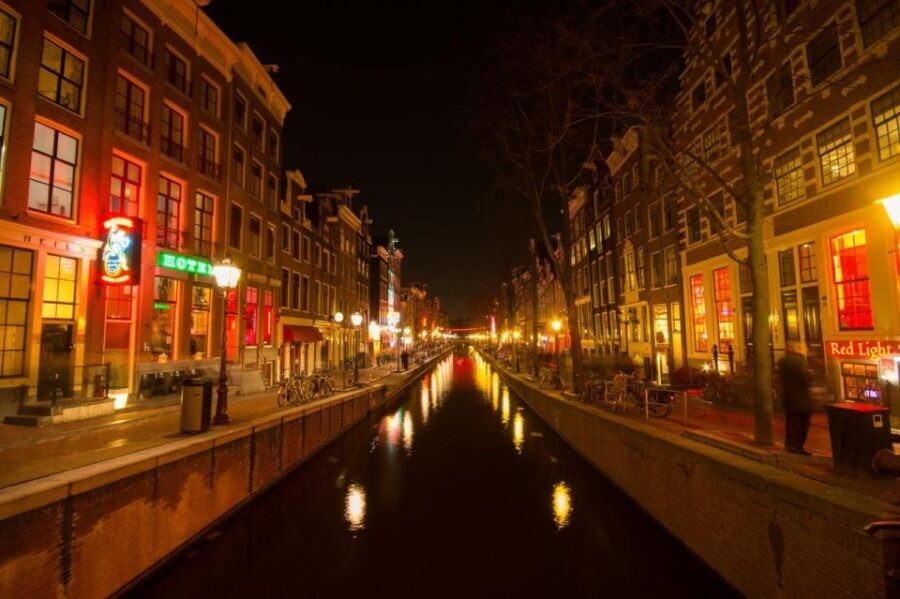 Amsterdam: Exclusive Red Light District Tour and Drink - Key things to know before you go
