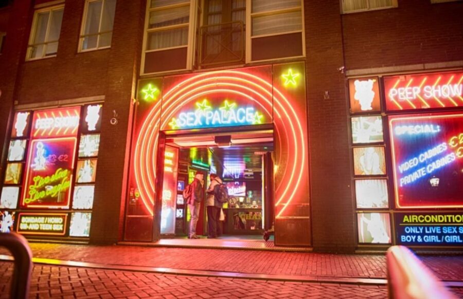 Amsterdam: Exclusive Red Light District Tour and Drink - Entering The Route: Starting by Central Station, Not the Headlines