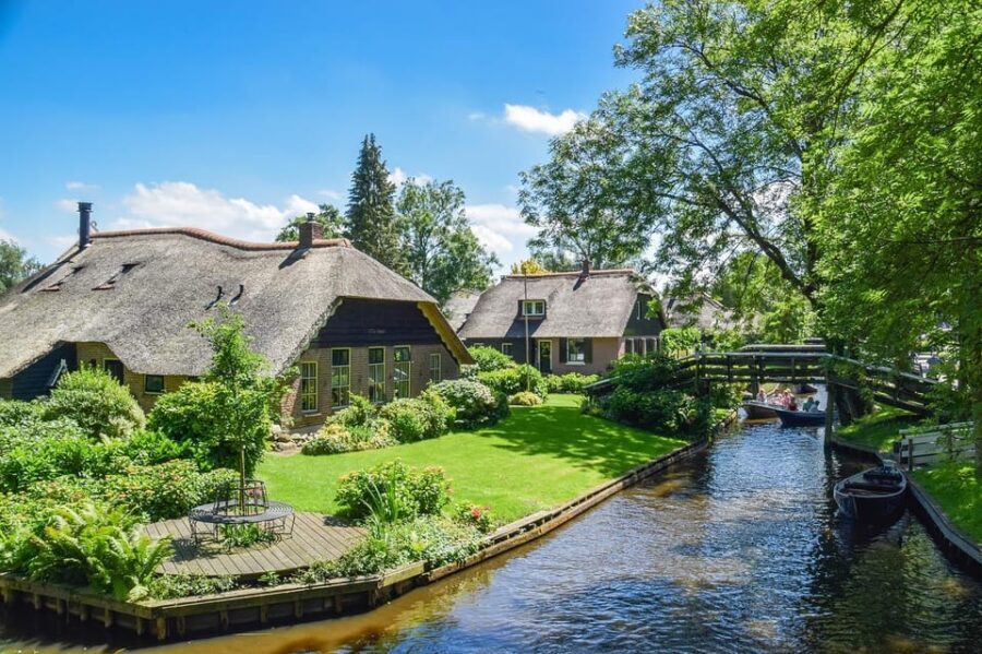Amsterdam: Explore Giethoorn in a Private Tour with Driver - Should you book the Amsterdam to Giethoorn private driver day?