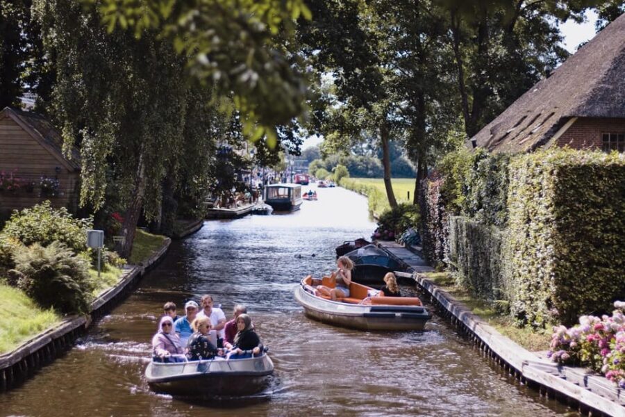 Amsterdam: Explore Giethoorn in a Private Tour with Driver - The second boat hour on Giethoornsche Lake