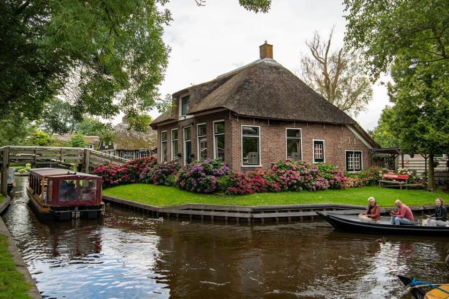 Amsterdam: Explore Giethoorn in a Private Tour with Driver - Who this tour fits best
