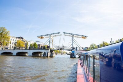 Amsterdam Family-Friendly Canal Cruise with Snackbox Option - UNESCO canal views: Singel to Prinsengracht, in plain sight