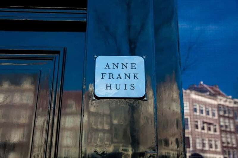 Amsterdam: Guided bike tour in French off the beaten track - Where the Tour Fits: Quiet Neighborhoods, Then WWII Places, Then Canal District Views