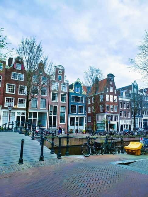 Amsterdam: Guided bike tour in French off the beaten track - Starting at Bike Rental Reine: Easy Access From Central, With a Clear Meet-Up