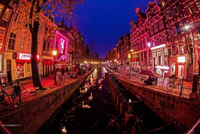 Amsterdam: Guided Red Light District and City Walking Tour - Getting started at Geldersekade 2 and how the 2-hour walk flows