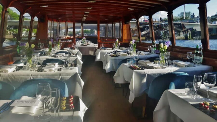 Amsterdam: High-End 3-Course Dinner Canal Cruise - On Board Comfort: Private Window Tables on a Classic Saloon Boat