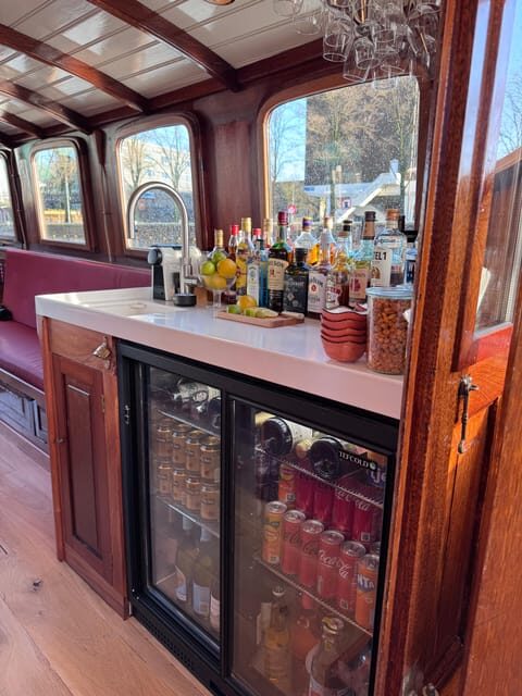 Amsterdam: Historic Boat Cruise with open bar and nibbles - Who Should Book This (And Who Should Look Elsewhere)