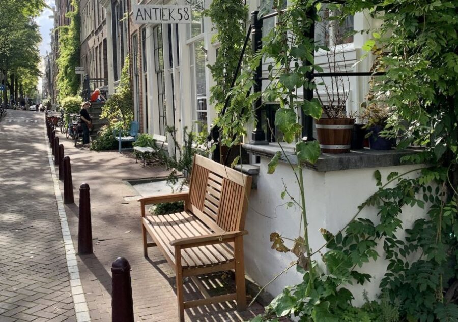 Amsterdam: Jordaan District Tour with a German guide - The secret garden moment and tulip mania in 17th-century Amsterdam