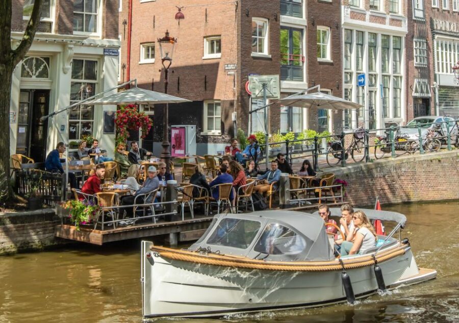 Amsterdam: Jordaan District Tour with a German guide - German guide benefits: how to make the most of it