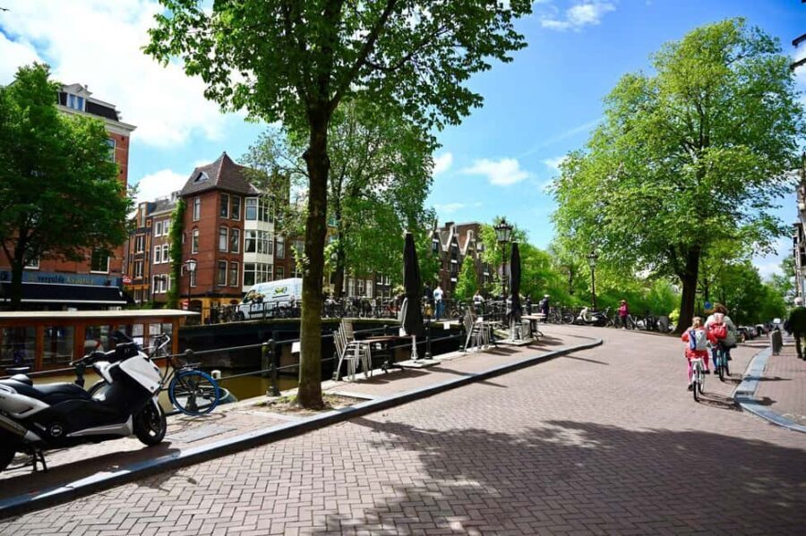 Amsterdam: Jordaan Food Tour of 10+ Local Classic Tastings - Herring Changes on Sundays: Fresh Fish vs Broodjr Half Om