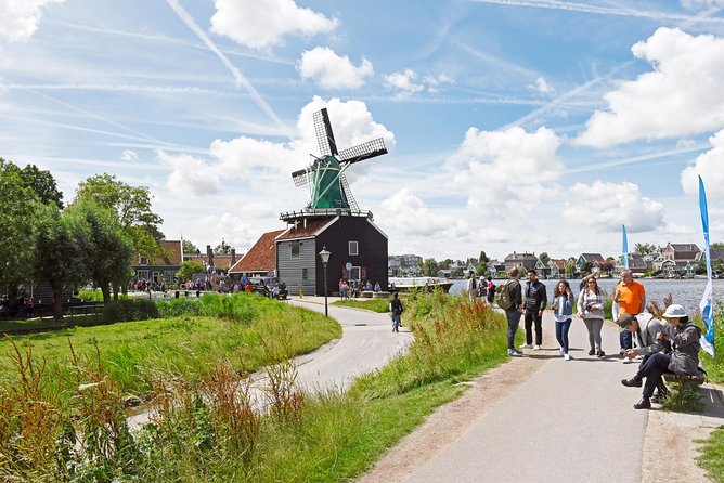 Amsterdam: Keukenhof and Zaanse Schans Windmills Guided Day Trip - Catharina Hoeve cheese tasting: simple, but go with the flow