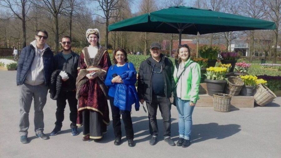 Amsterdam: Keukenhof Gardens Guided Tour Spanish and English - Keukenhof’s Garden of Europe feeling: more than a tulip photo stop