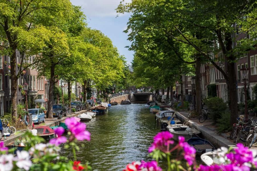 Amsterdam Legends & History Walking Tour with Local Guide - Kalverstraat Street and Spui Square: urban myths on shopping streets