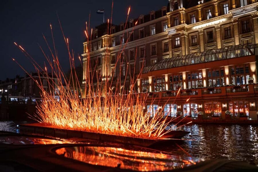 Amsterdam: Light Festival Boat with Hot Choco & Stroopwafel - Route rhythm: how the cruise flows through Amsterdam’s canal highlights