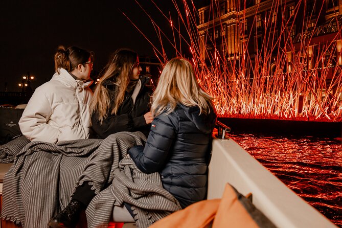 Amsterdam Light Festival: Canal Cruise + Bite & Unlimited Drinks - How the cruise runs: 1h15 that keeps your eyes in the right place