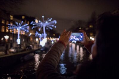 Amsterdam Light Festival: Canal Cruise + Bite & Unlimited Drinks - Finding Prins Hendrikkade 33A and boarding without stress
