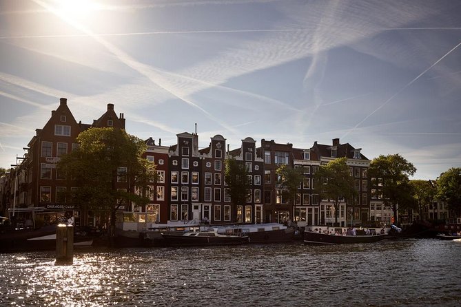 Amsterdam Light Festival: Saloon Boat Cruise + Hot Drinks & Bite - Live guide storytelling: what you’ll hear when it matters