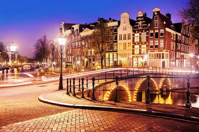 Amsterdam Light Festival Winter Walk with Stroopwafel Workshop - Why This Winter Walk Works Better Than a Usual Sightseeing Tour