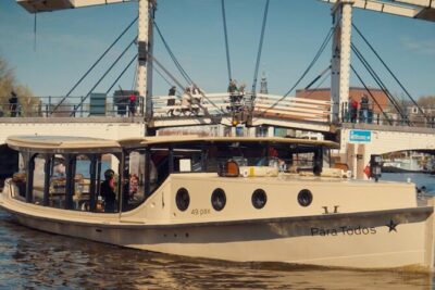 Amsterdam: Luxury Canal Cruise with Historic VR Experience - Getting going at Leidseplein (Leiden Square) without wasting your day