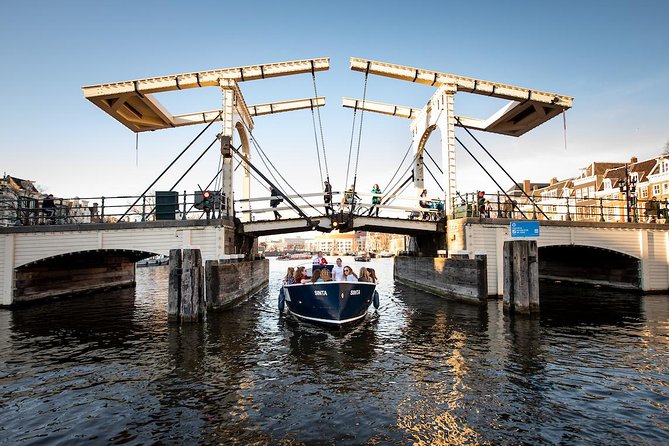 Amsterdam Open Boat Cruise in Old City Center with Live Guide - What the 1-Hour Route Really Delivers (Old City Canals, Live Commentary)