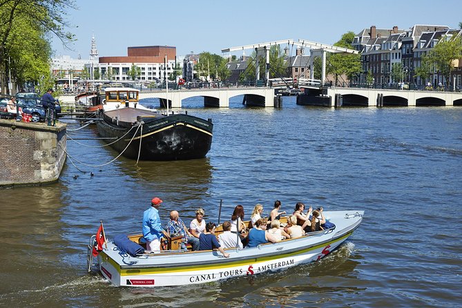 Amsterdam Open Boat Tour with Local Guide - Your 1-Hour Route: Bridge of Love, Seven Bridges, and Classic Canal Scenes