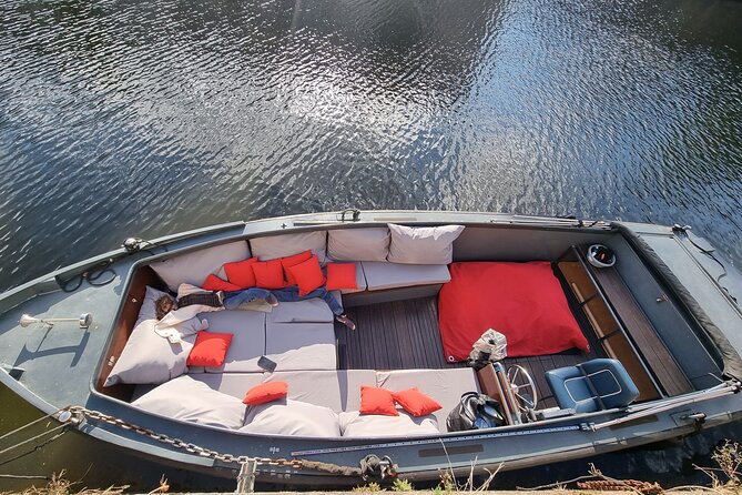 Amsterdam Private Boat Tour With Drinks - EN ES FR - Drinks and snacks: the kind of included extras that actually help