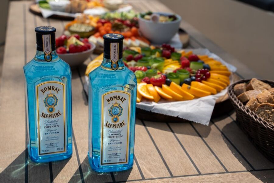 Amsterdam: Private Canal Booze Cruise with Unlimited Drinks - The guide and hosts: how the tone stays friendly and adaptable