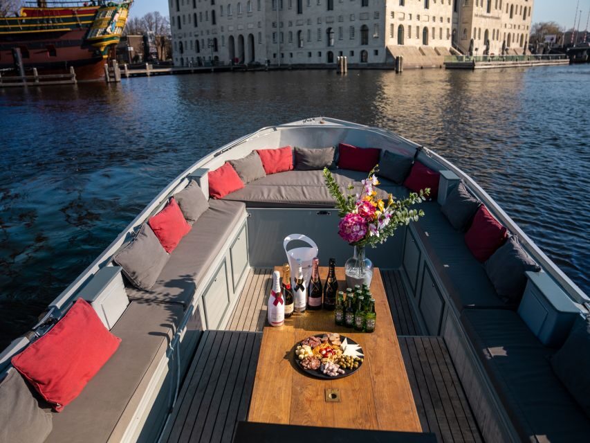 Amsterdam: Private Luxury Cruise with Pizza and Drinks - Key things to know before you go
