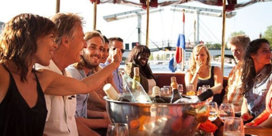 Amsterdam: Private Luxury Cruise with Pizza and Drinks - Apple Store meeting point and how not to lose time