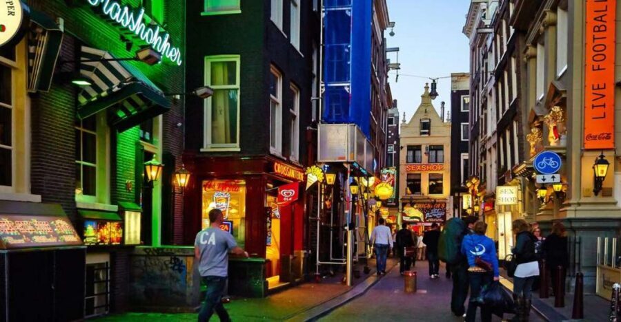 Amsterdam: Private Red Light District and Food Tour - Why this Amsterdam Red Light District and food combo makes sense