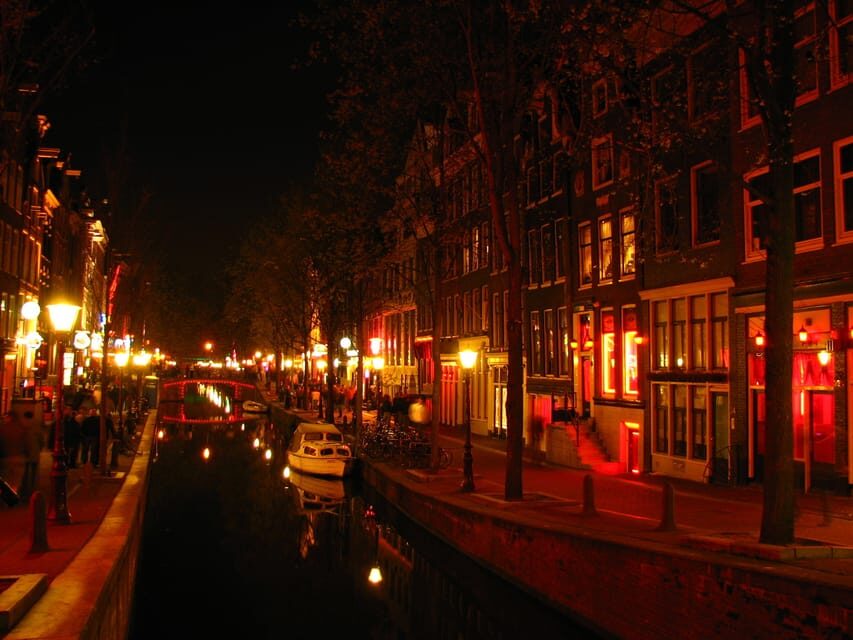 Amsterdam: Private Red Light District Tour in Spanish - Starting at Prins Hendrikkade: how the tour gets you oriented fast